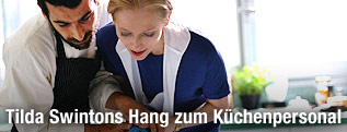 Die Schauspieler Tilda Swinton und Edoardo Gabbriellini beim Kochen