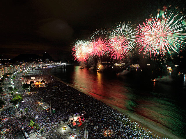 © AP/Felipe Dana Feuerwerk an der Copacabana in Rio de Janeiro