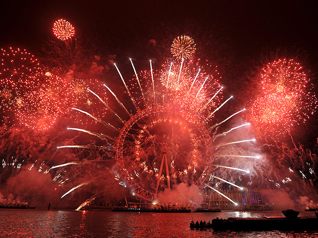 © APA/EPA/Daniel Deme Feuerwerk beim Riesenrad London Eye in London