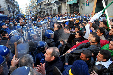 © AP Auseinandersetzungen zwischen der Polizei und Demonstranten in Algier