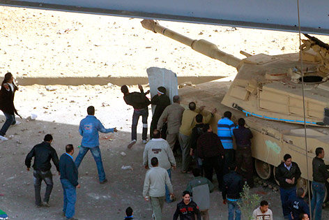 © Reuters/Yannis Behrakis Panzer bei Demonstration in Kairo
