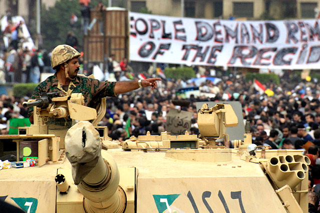 © AP/Amr Nabil Soldat im Panzer vor Demonstrierenden