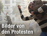 Männer werfen in Kairo Steine.