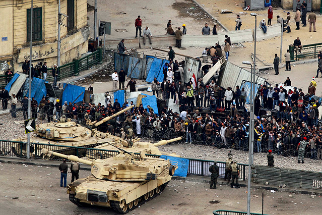 Anti-Mubarak-Demonstranten und ägyptische Armee auf dem Tahrir-Platz in Kairo