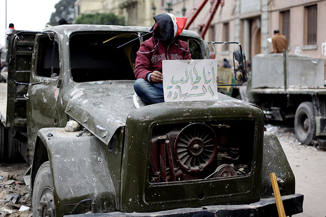 Anti-Mubarak-Demonstrant auf einem ausgebrannten Lkw