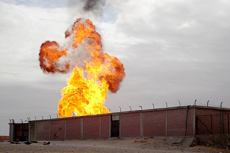 © AP/Ashraf Swailem Flammen nach einem Anschlag auf die ägyptische Gaspipeline in Al-Arisch