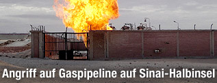 Flammen nach einem Anschlag auf die ägyptische Gaspipeline in Al-Arisch