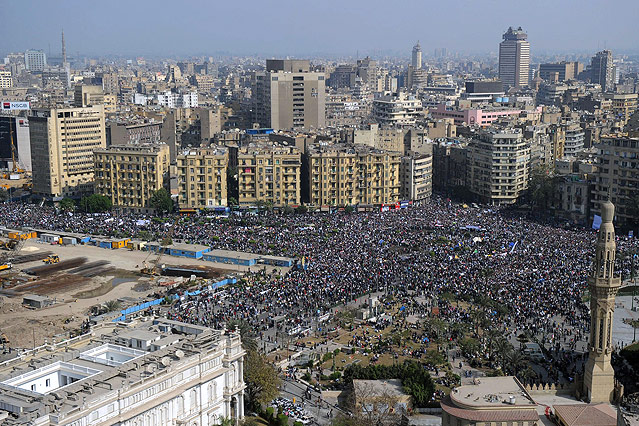 © APA/EPA/dpa/Hannibal Haschke Menschenmassen am Tahrir-Platz in Kairo