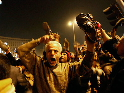 © Reuters/Dylan Martinez Wütender Mann mit Schuh in der Hand