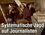 Pressefotografen gehen in Kairo in Deckung