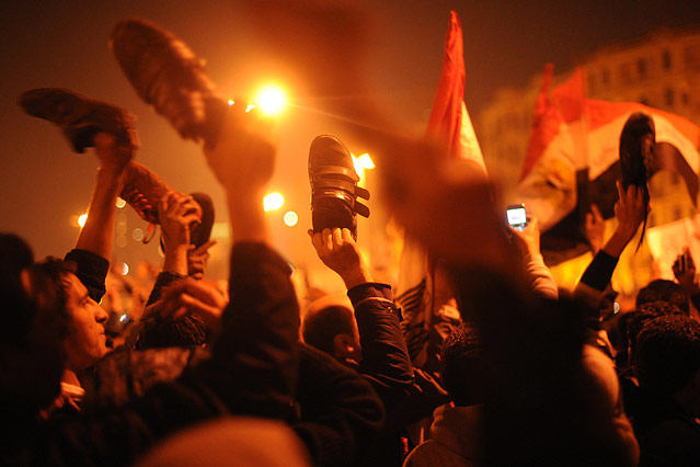 © APA/EPA/dpa/Hannibal Hanschke Schuhe werden von Demonstranten in die Höhe gehalten