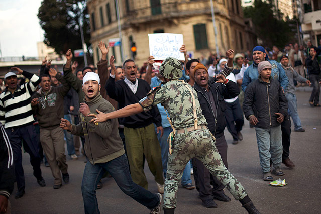 © AP/Emilio Morenatti Ein Soldat versucht Demonstranten aufzuhalten