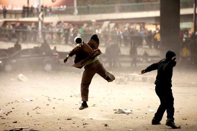 © APA/EPA/Felipe Trueba Demonstranten werfen Steine