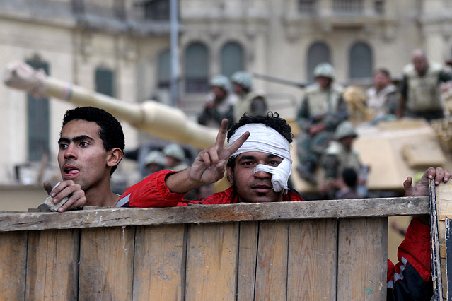 © APA/EPA/Jim Hollander Verletzter Anti-Mubarak-Demonstrant hinter einer Barrikade