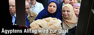 Menschen vor Brot-Verkaufsstand