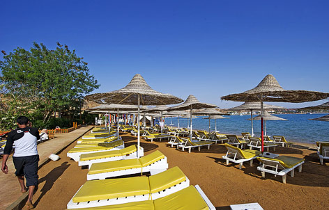 Leere Liegen an einem Strand in Ägypten