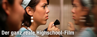 Schauspielerin mit Makeup-Pinsel