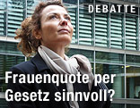 Eine Geschäftsfrau vor einem Bürogebäude
