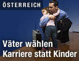Kleinkind umarmt seinen vom Büro nach Hause gekommenen Vater