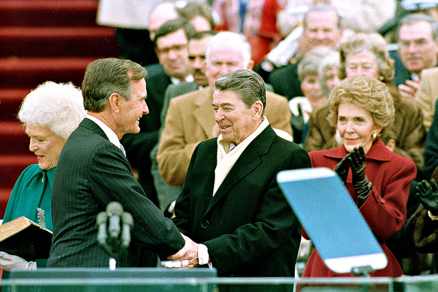© AP/Bob Daugherty Die beiden ehemaligen US-Präsidenten Reagan und Bush senior geben sich die Hand