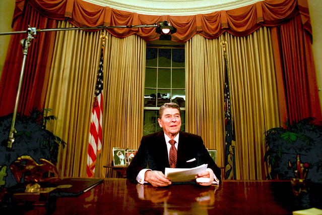© AP/Ron Edmonds Ehemaliger US-Präsident Reagan in seinem Büro im Weißen Haus