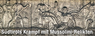 Fassade des "Haus des Faschismus" in Bozen mit monumentalem "Mussolini-Relief"