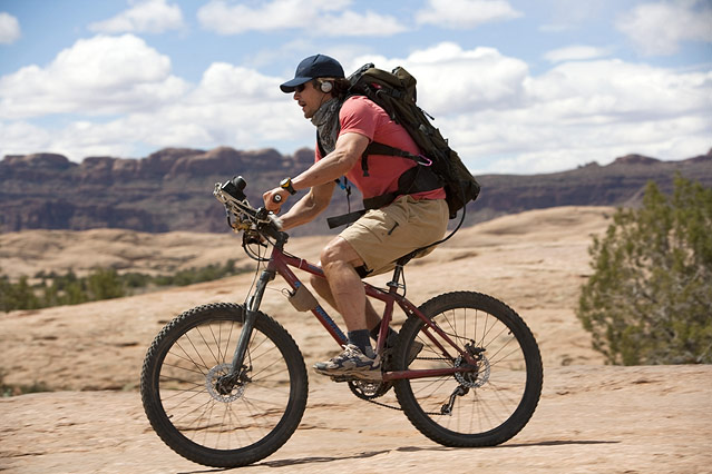 © 2010 Twentieth Century Fox Schauspieler James Franco in einer Filmszene aus 127 Hours