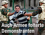 Soldaten halten in Kairo einen Demonstranten fest.