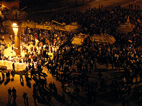Demonstranten und Militär auf dem Tahrir-Platz in Kairo