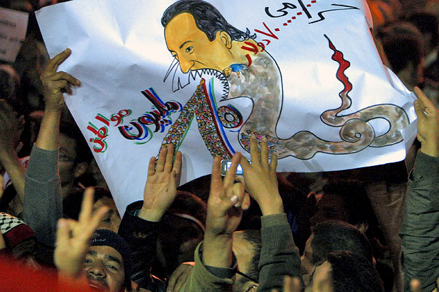 Demonstranten während der Rede Mubaraks