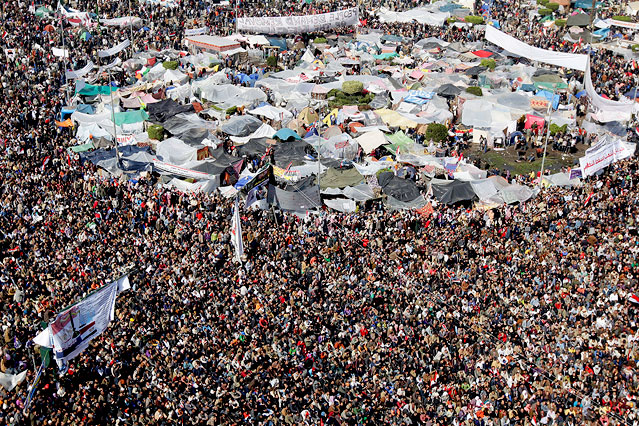 Demonstranten vor dem Freitagsgebet am Tahrir-Platz