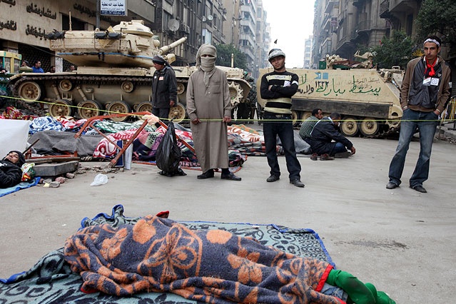 Demonstranten vor Panzern