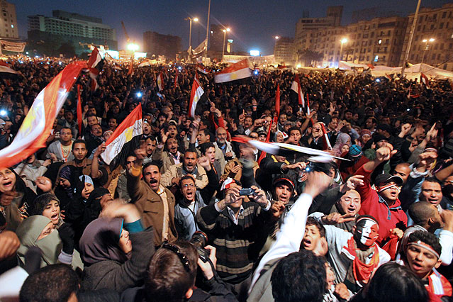 Demonstranten jubeln am Tahrir-Platz