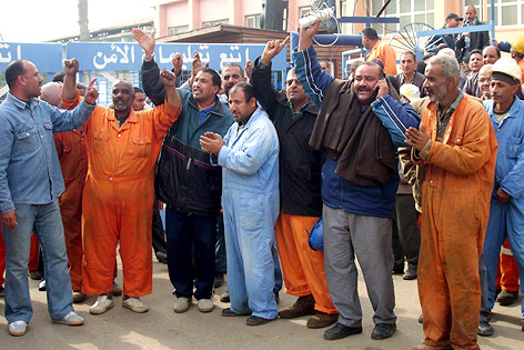 © APA/EPA Arbeiter der Suez Canal Company streiken vor der Konzernzentrale in Ismailia City