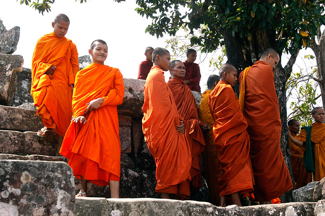Mönche im Hindu-Tempel Prasat Preah Vihear