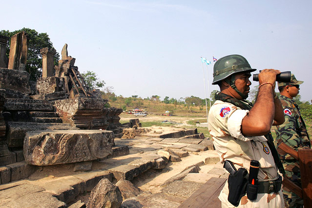 Soldaten im Hindu-Tempel Prasat Preah Vihear