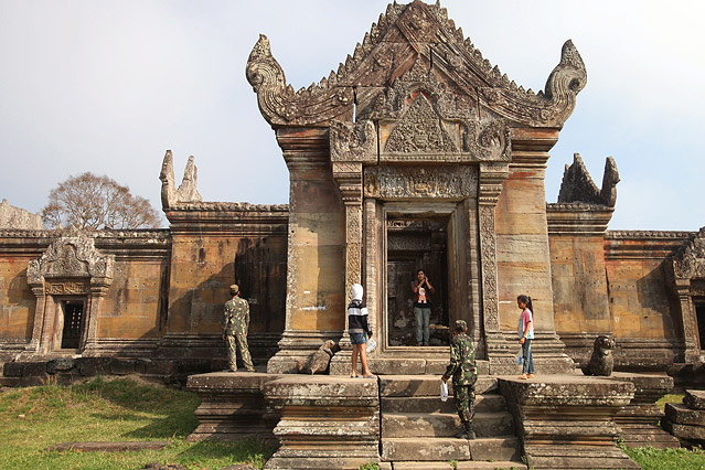 Soldaten beim Hindu-Tempel Prasat Preah Vihear