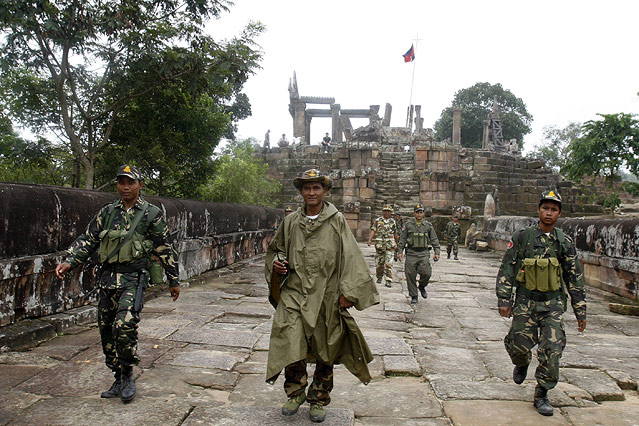 Soldaten beim Hindu-Tempel Prasat Preah Vihear