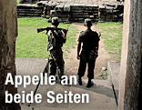 Soldaten im Hindu-Tempel Prasat Preah Vihear