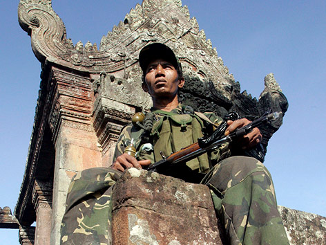 Soldat im Hindu-Tempel Prasat Preah Vihear