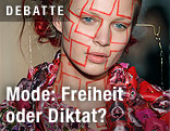 Fashionmodel mit knalliger Jacke und auffallender Schminke