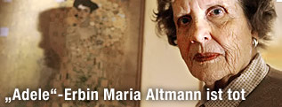 Maria Altmann vor Klimt-Gemälde