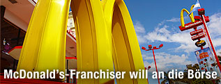 McDonald's Zeichen vor einem Restaurant