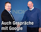 Nokia-Chef Stephen Elop sch&uuml;ttelt Microsoft-Chef Steve Ballmer die Hand