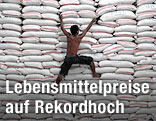 Bub steckt Preischild in Reissack