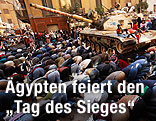 Gläubige beten bei einem Panzer
