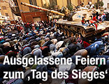 Gl&auml;ubige beten bei einem Panzer