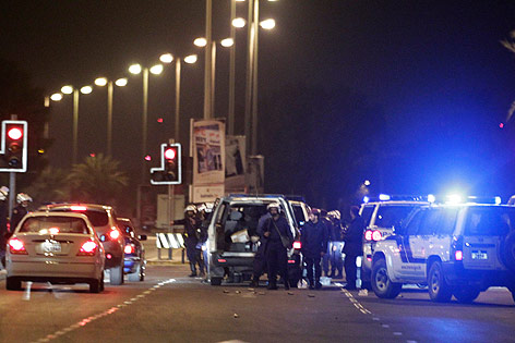 © AP/Hassan Ammar Polizei blockiert Straße in Manama