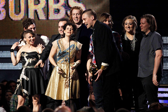 © AP/Matt Sayles Die Gruppe Arcade Fire nimmt einen Grammy entgegen
