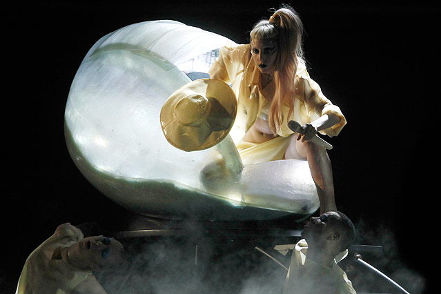 © AP/Matt Sayles Lady Gaga entsteigt einem übergroßen Ei